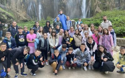 Kiša nije pokvarila doživljaj: učenici istraživali ljepote Like